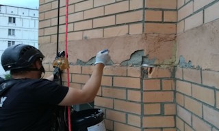Обследование фасада здания в Волхове в октябре